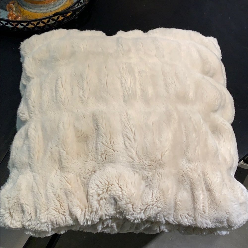 Pottery barn ruched faux fur pillow 18*18 ivory